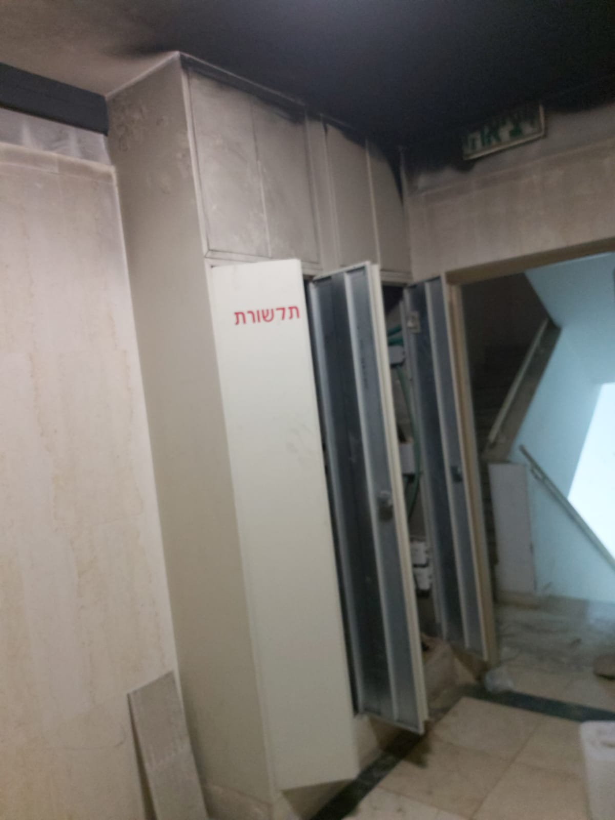 שיפוץ ושחזור חדר מדרגות שנשרף