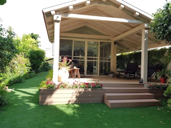 תוספת עץ לבית מדרגות ואדניות