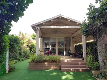 תוספת עץ לבית מדרגות ואדניות