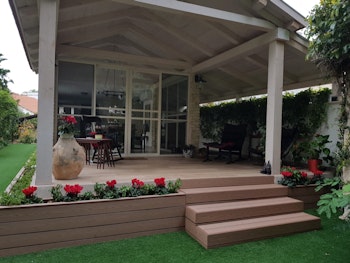 תוספת עץ לבית מדרגות ואדניות