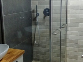מקלחת משופצת עם מקלחון שקוף