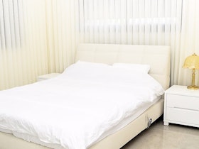 חדר שינה עם מיטה זוגית