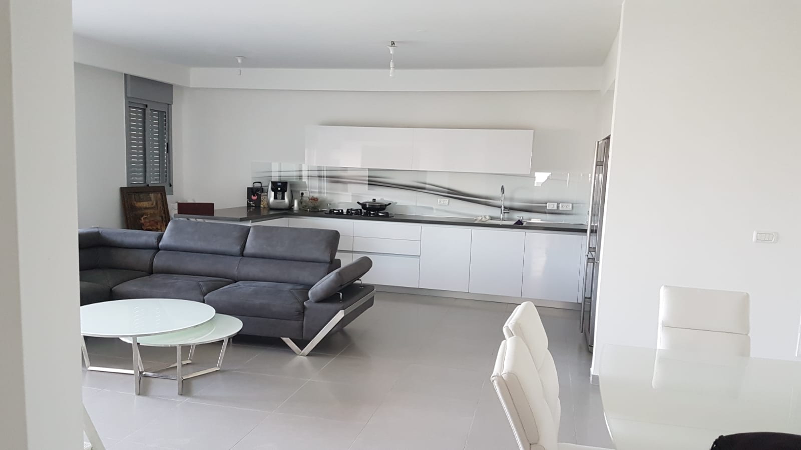 עיצובי פנים בשחור לבן ואפור