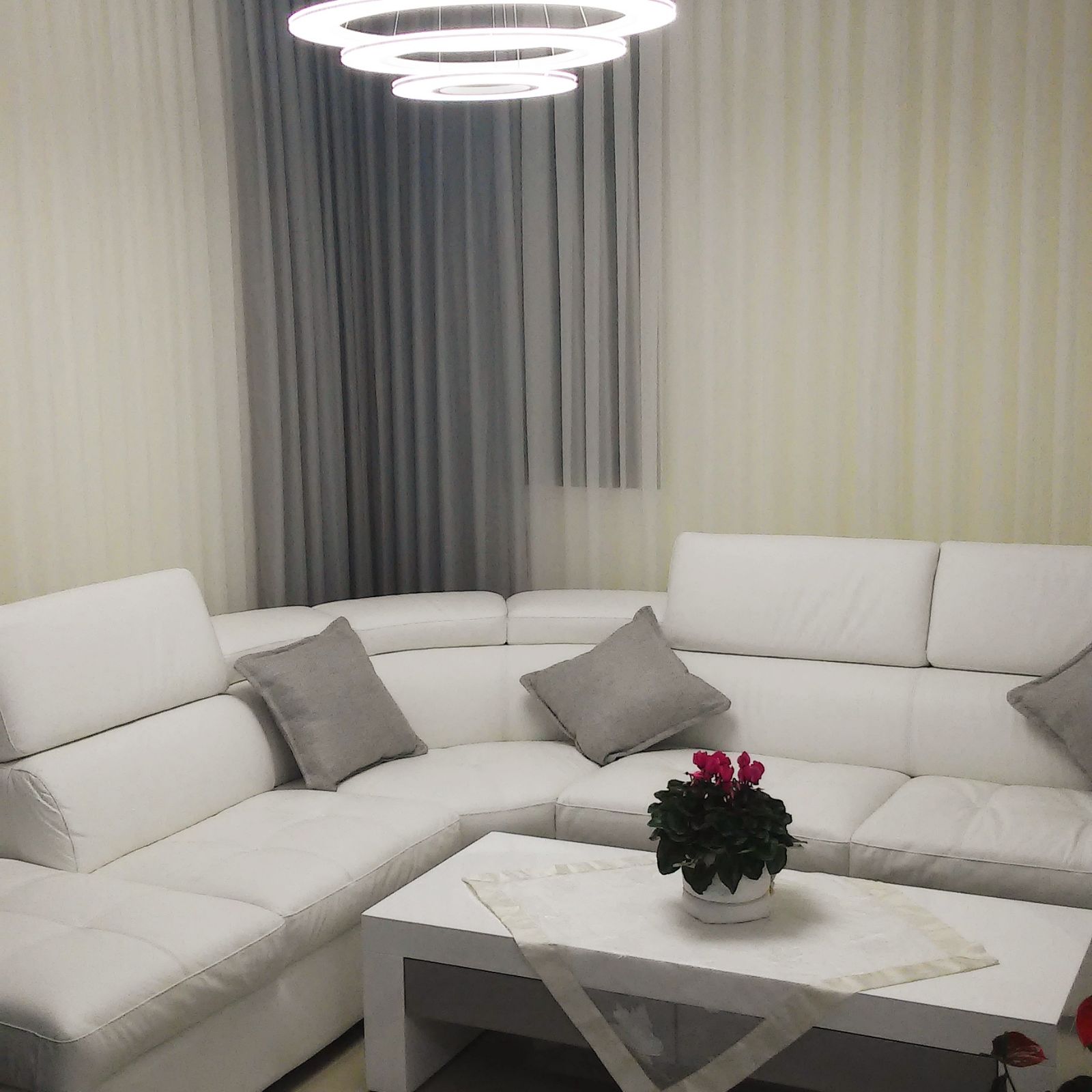 עיצובי פנים בשחור לבן ואפור