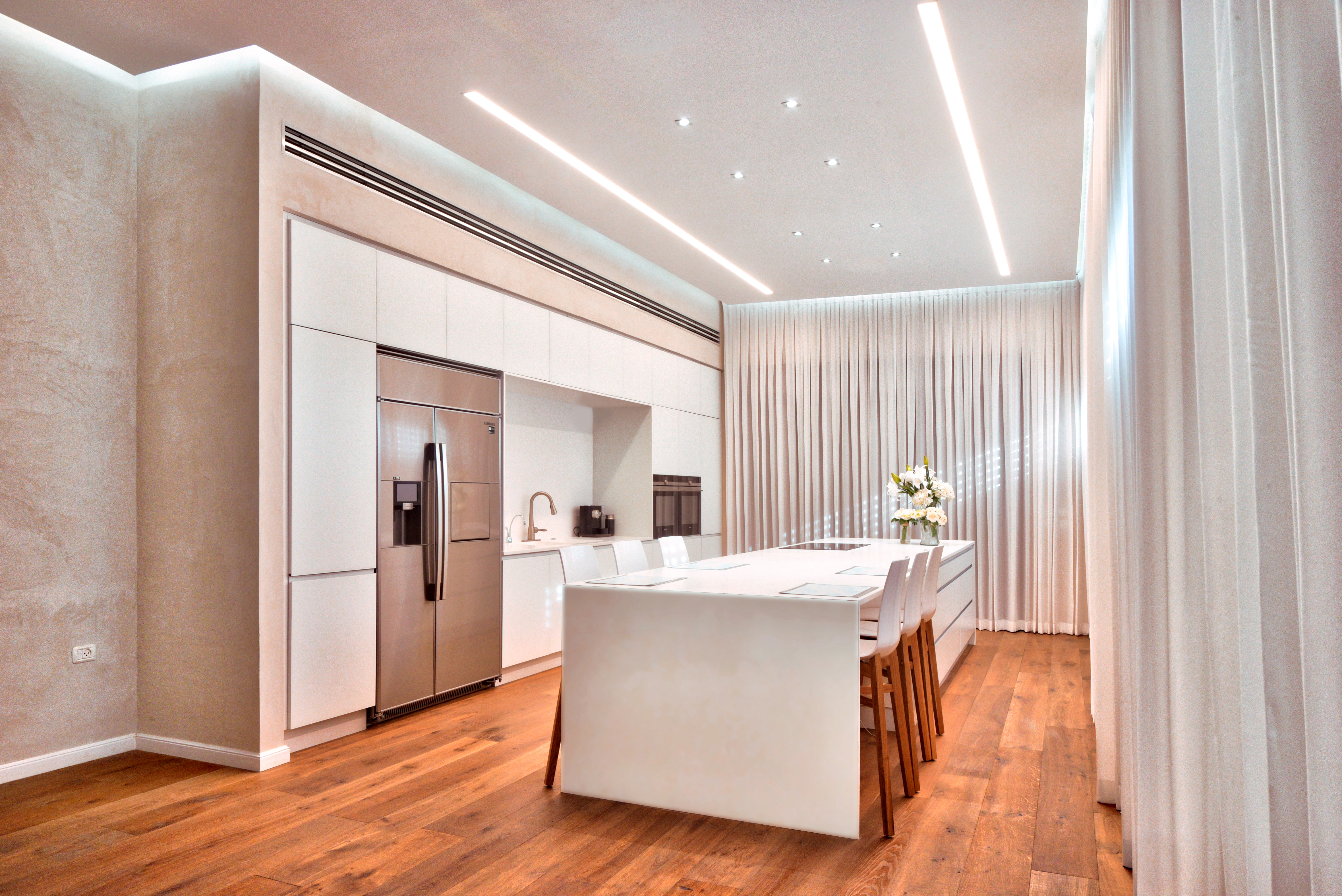 מטבח מפואר עם חזיתות זכוכית