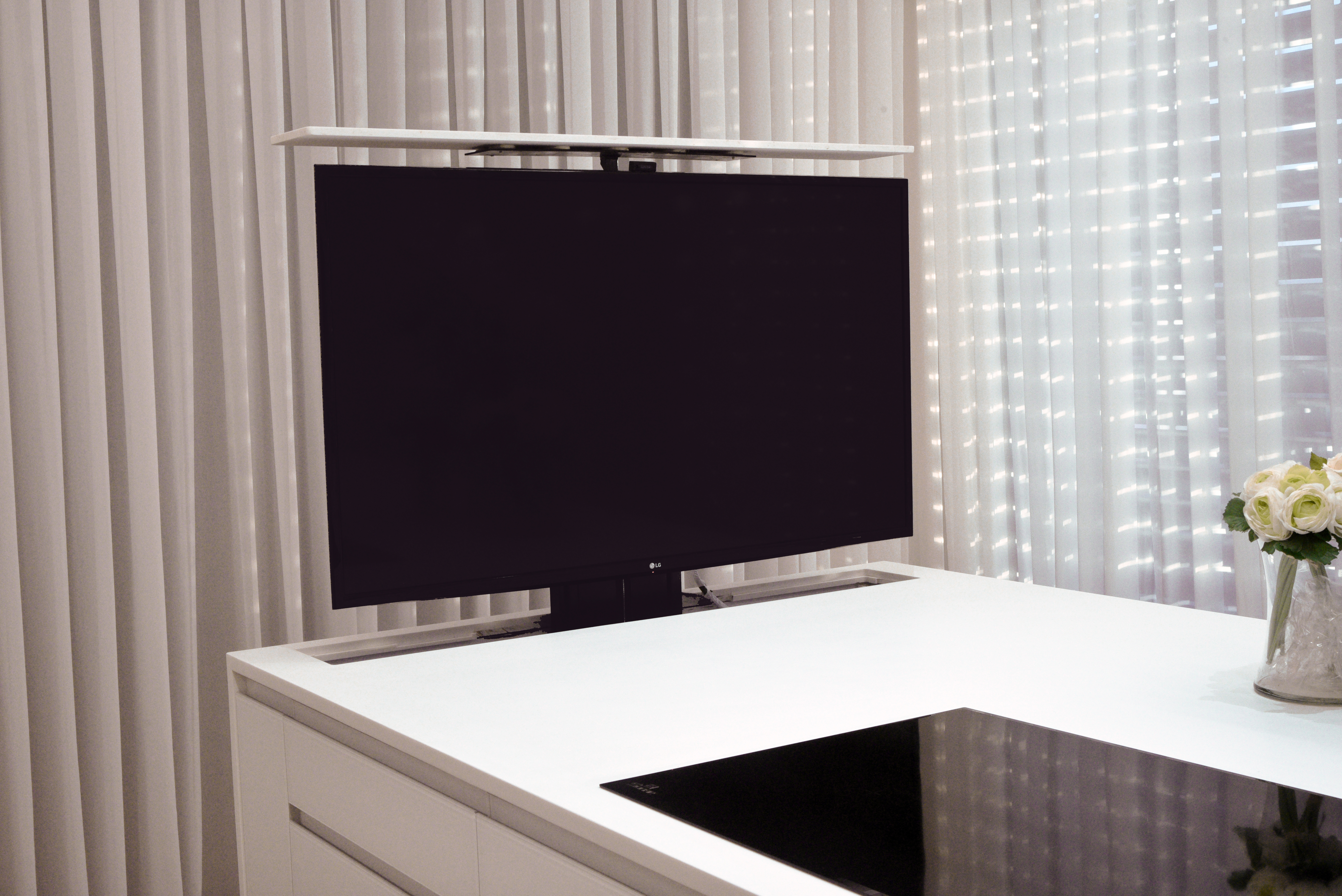 מטבח מפואר עם חזיתות זכוכית