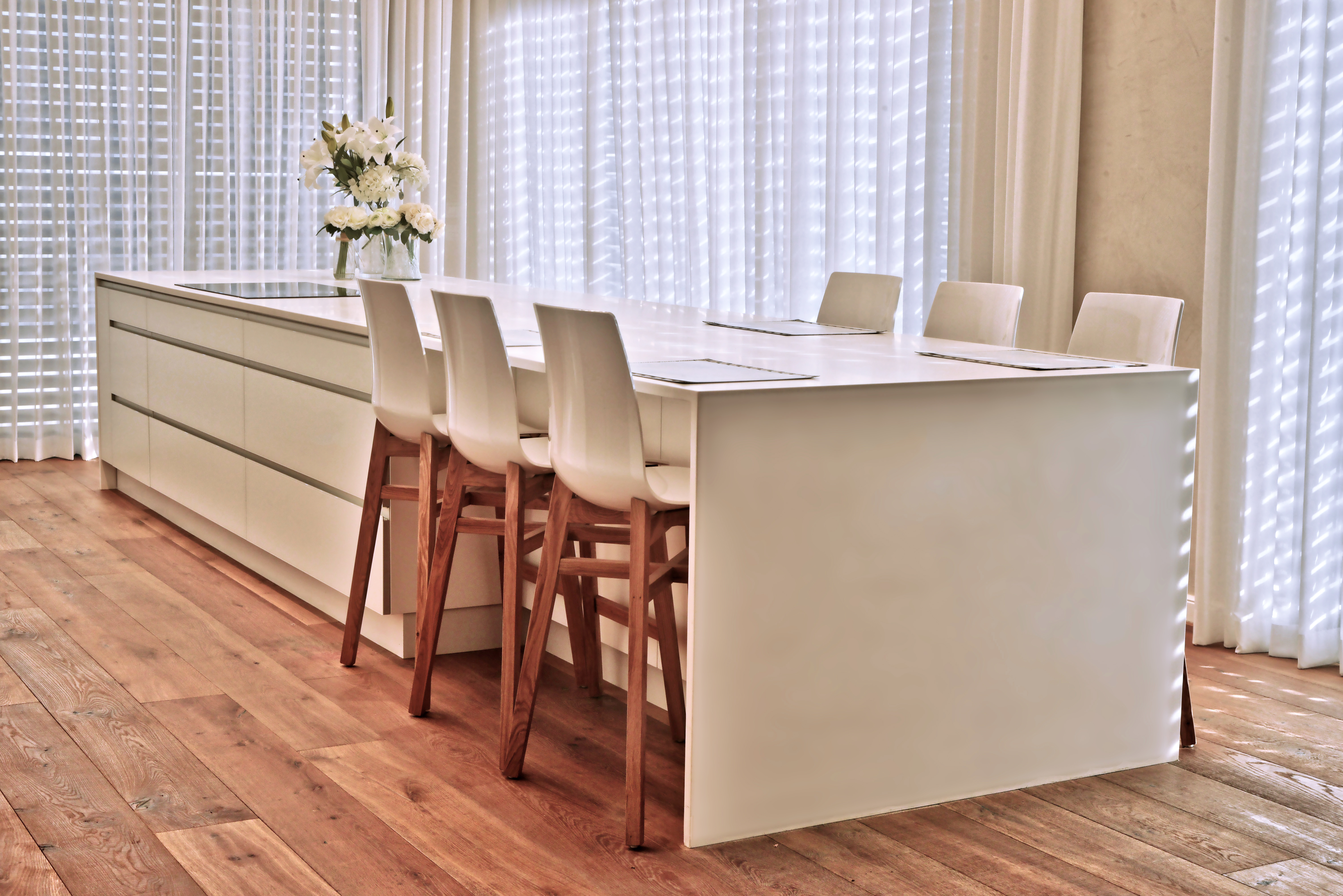 מטבח מפואר עם חזיתות זכוכית