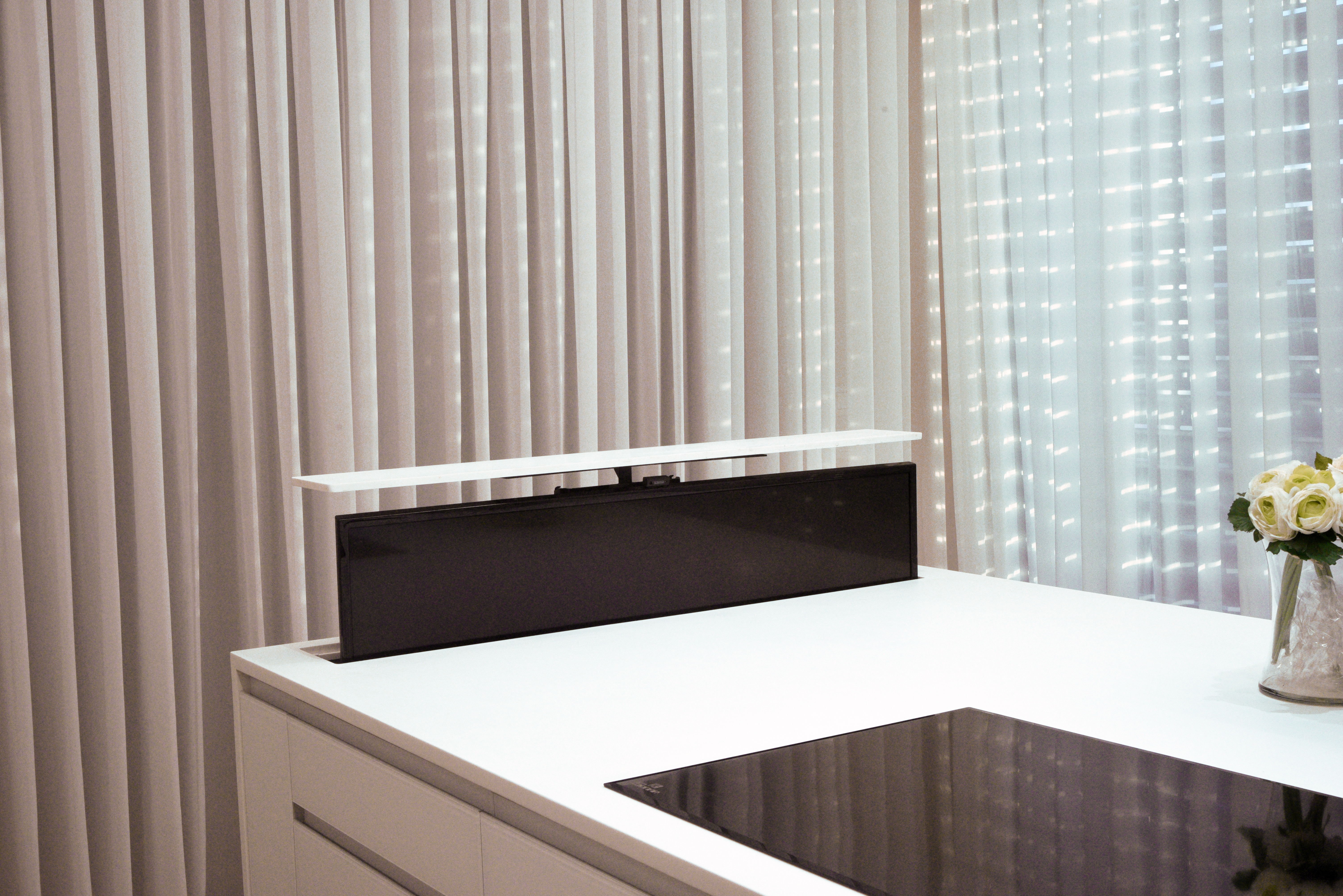 מטבח מפואר עם חזיתות זכוכית