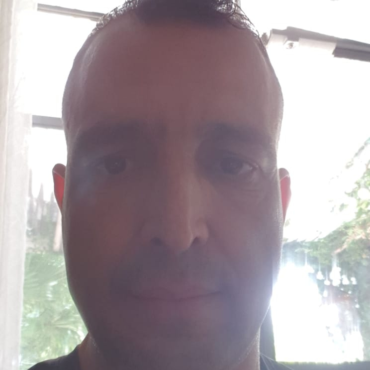 גילי חברת דלתות - מתקין דלתות , תמונת פנים