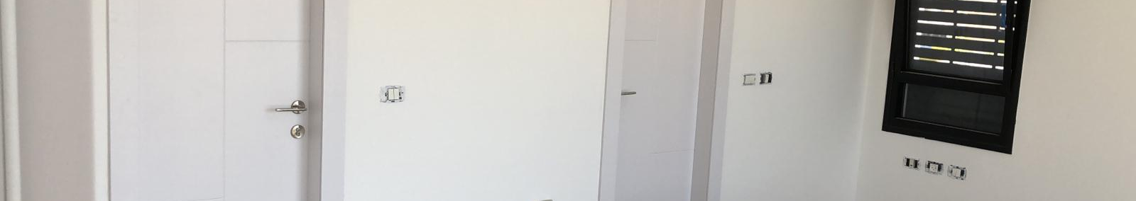 צילום מעבודה של גילי חברת דלתות