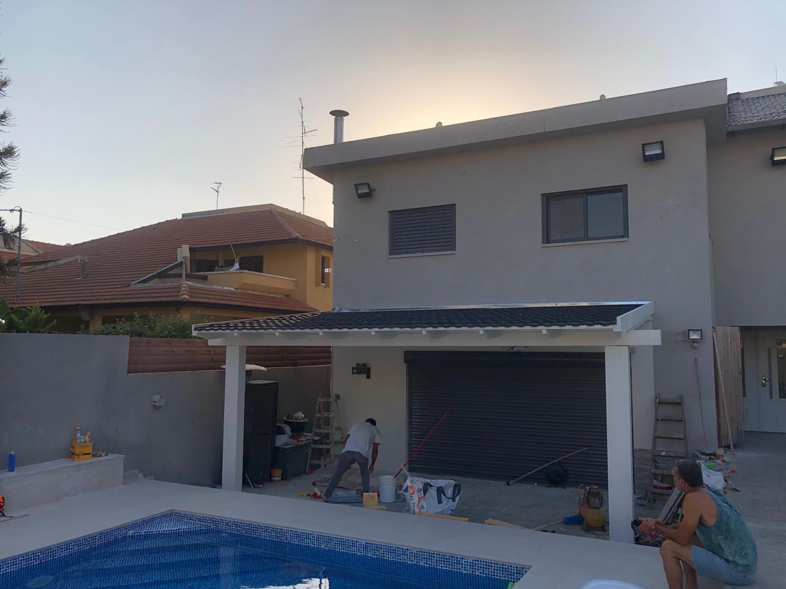 פרגולה וחדר משאבות לבריכה מעץ