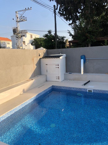 פרגולה וחדר משאבות לבריכה מעץ