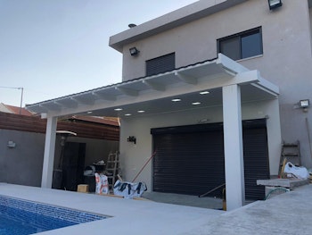 פרגולה וחדר משאבות לבריכה מעץ