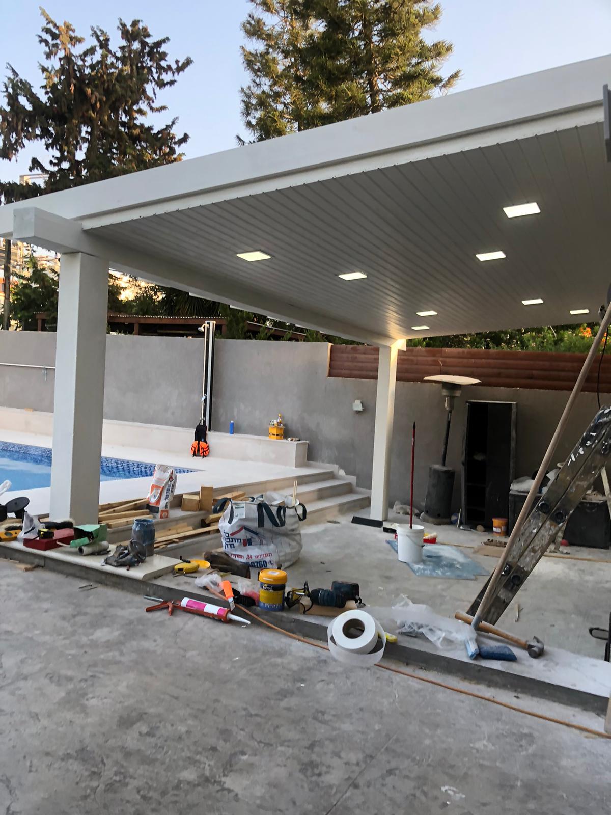 פרגולה וחדר משאבות לבריכה מעץ