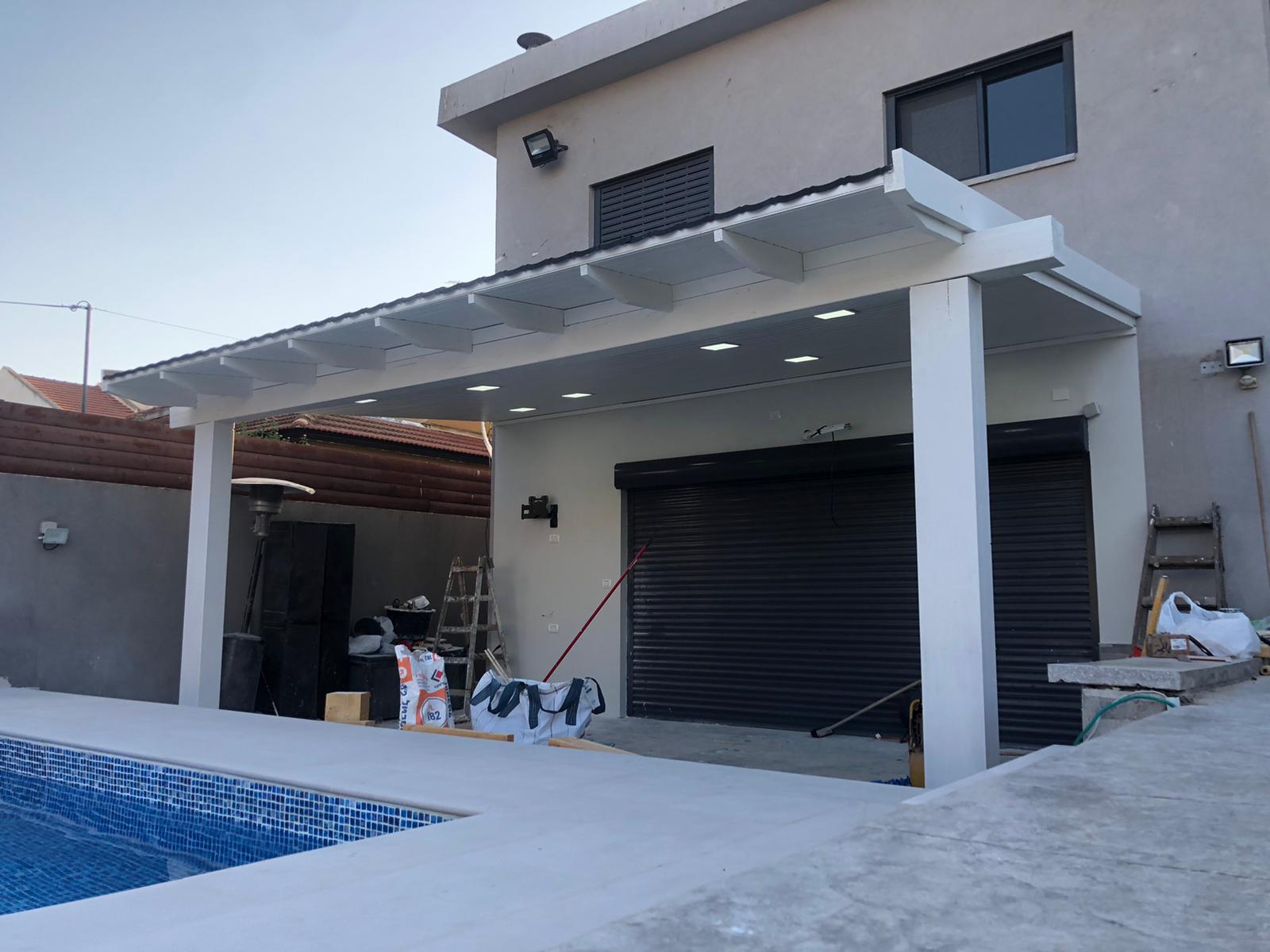 פרגולה וחדר משאבות לבריכה מעץ