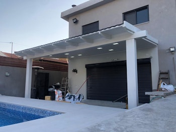 פרגולה וחדר משאבות לבריכה מעץ