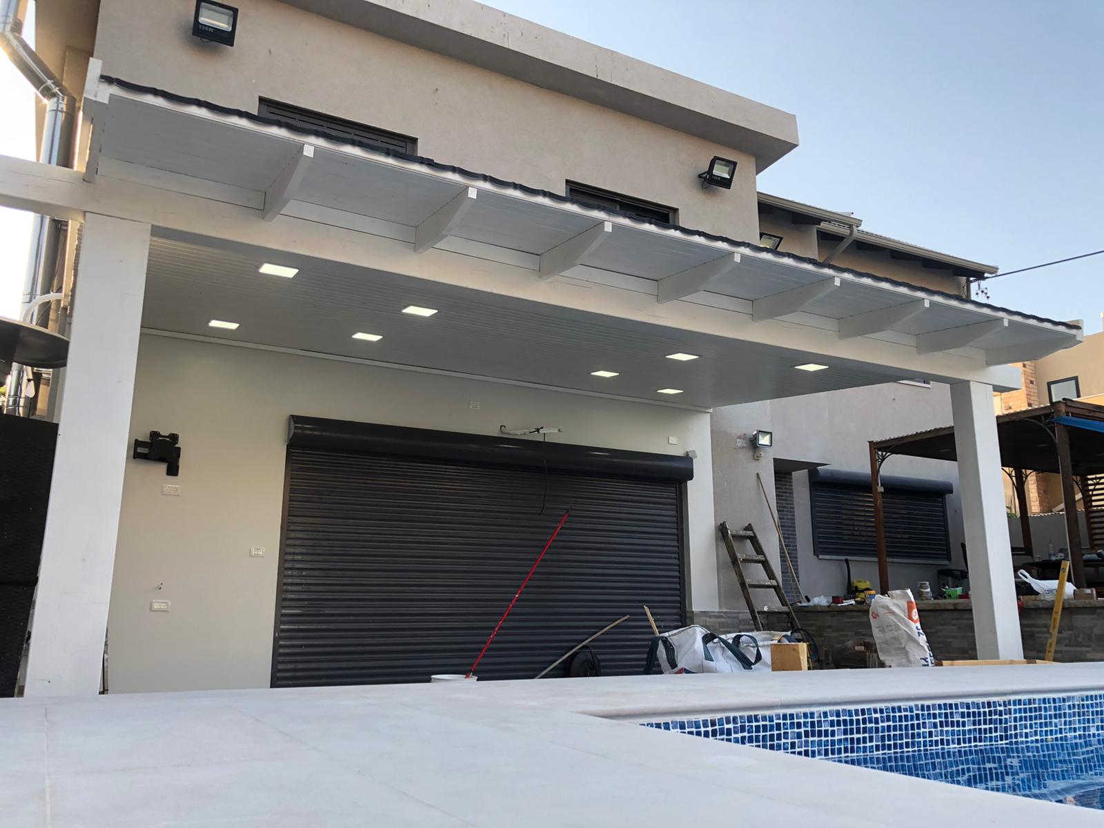 פרגולה וחדר משאבות לבריכה מעץ