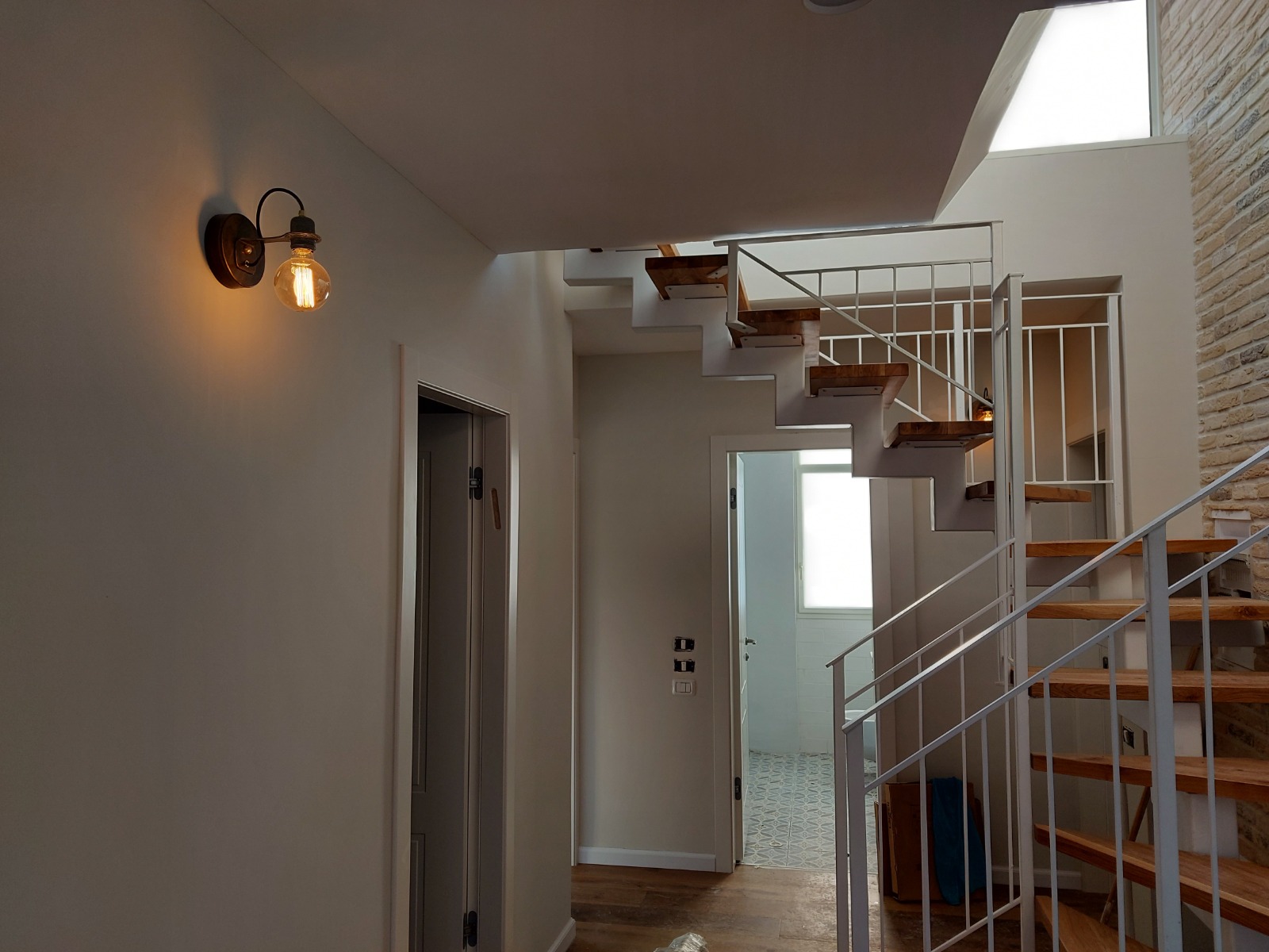 תהליך עבודה של שיפוץ כללי בדירה