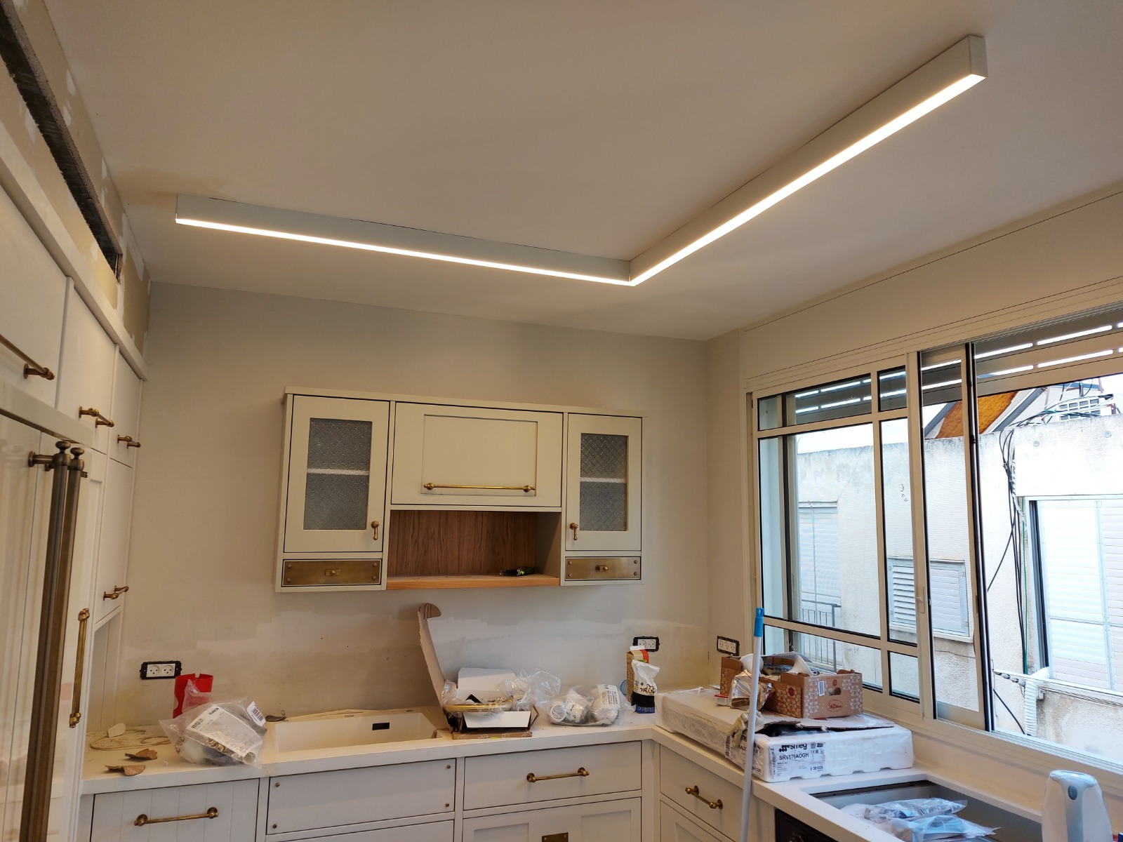 תהליך עבודה של שיפוץ כללי בדירה