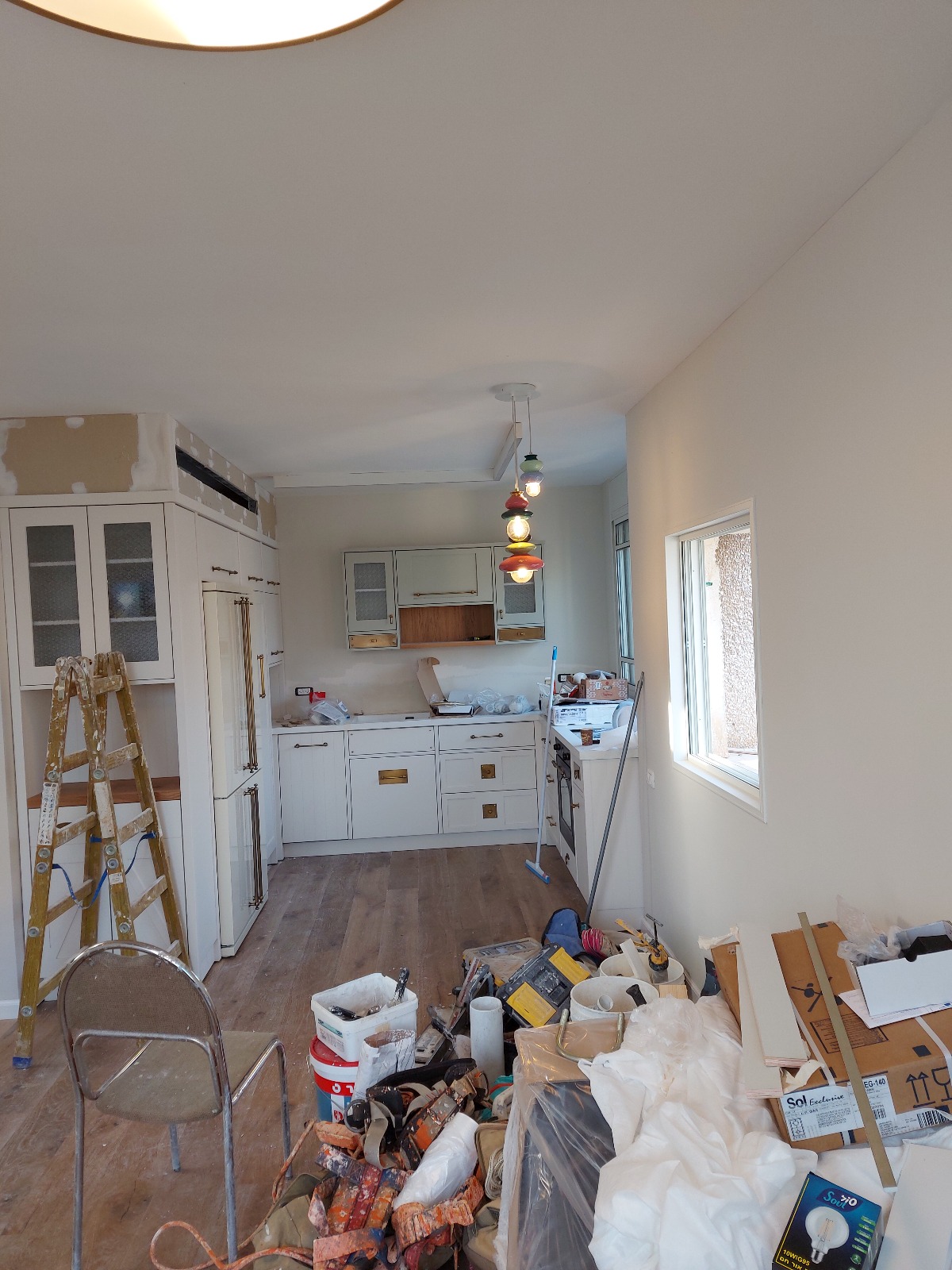 תהליך עבודה של שיפוץ כללי בדירה