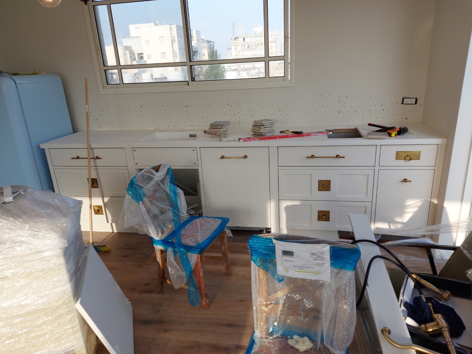 תהליך עבודה של שיפוץ כללי בדירה