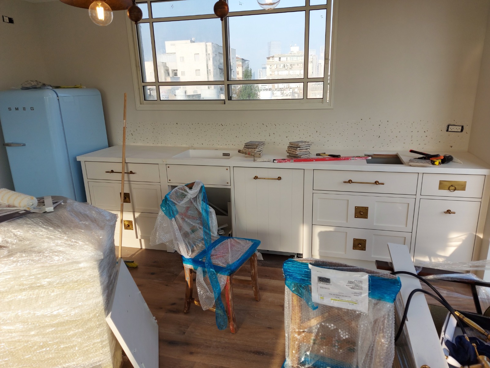 תהליך עבודה של שיפוץ כללי בדירה