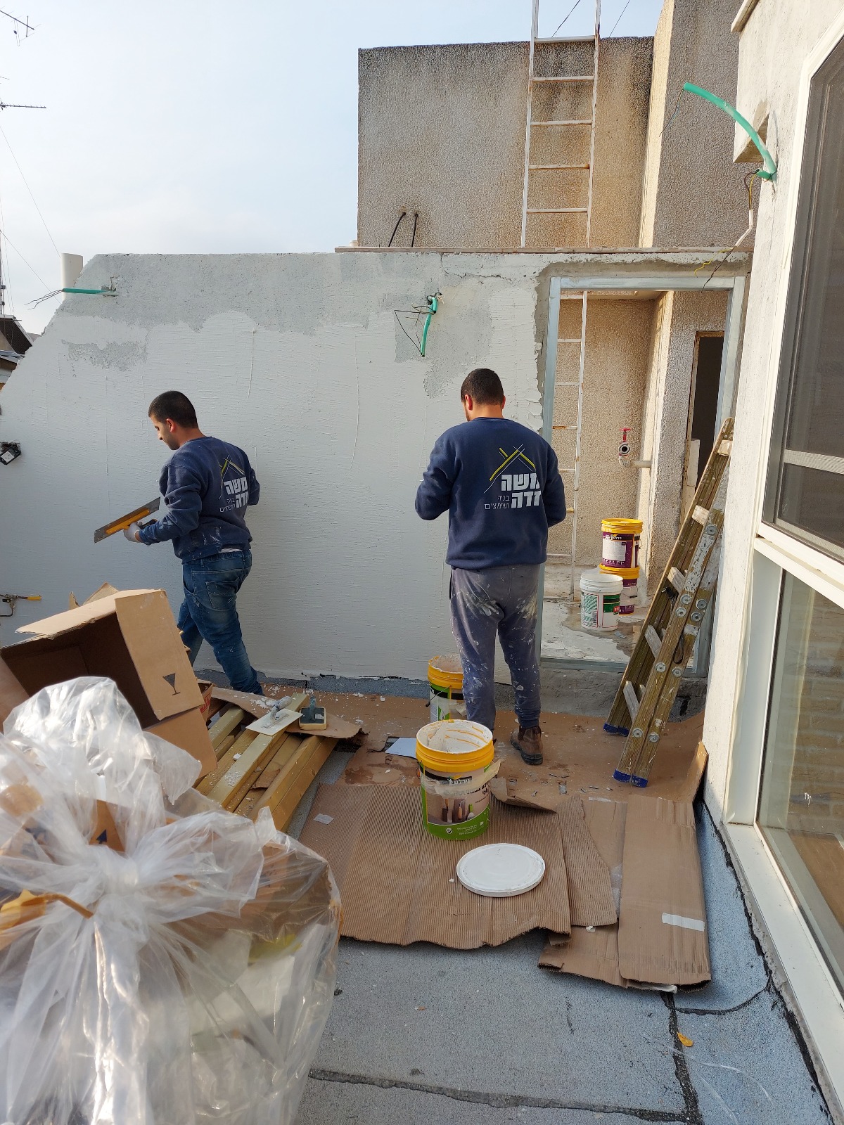 תהליך עבודה של שיפוץ כללי בדירה