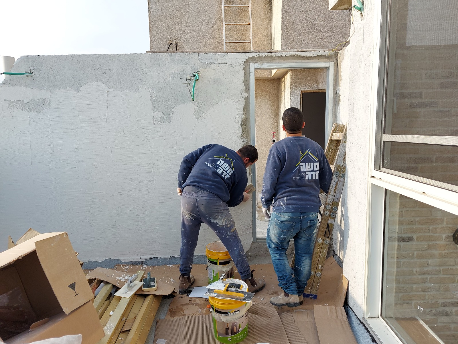 תהליך עבודה של שיפוץ כללי בדירה