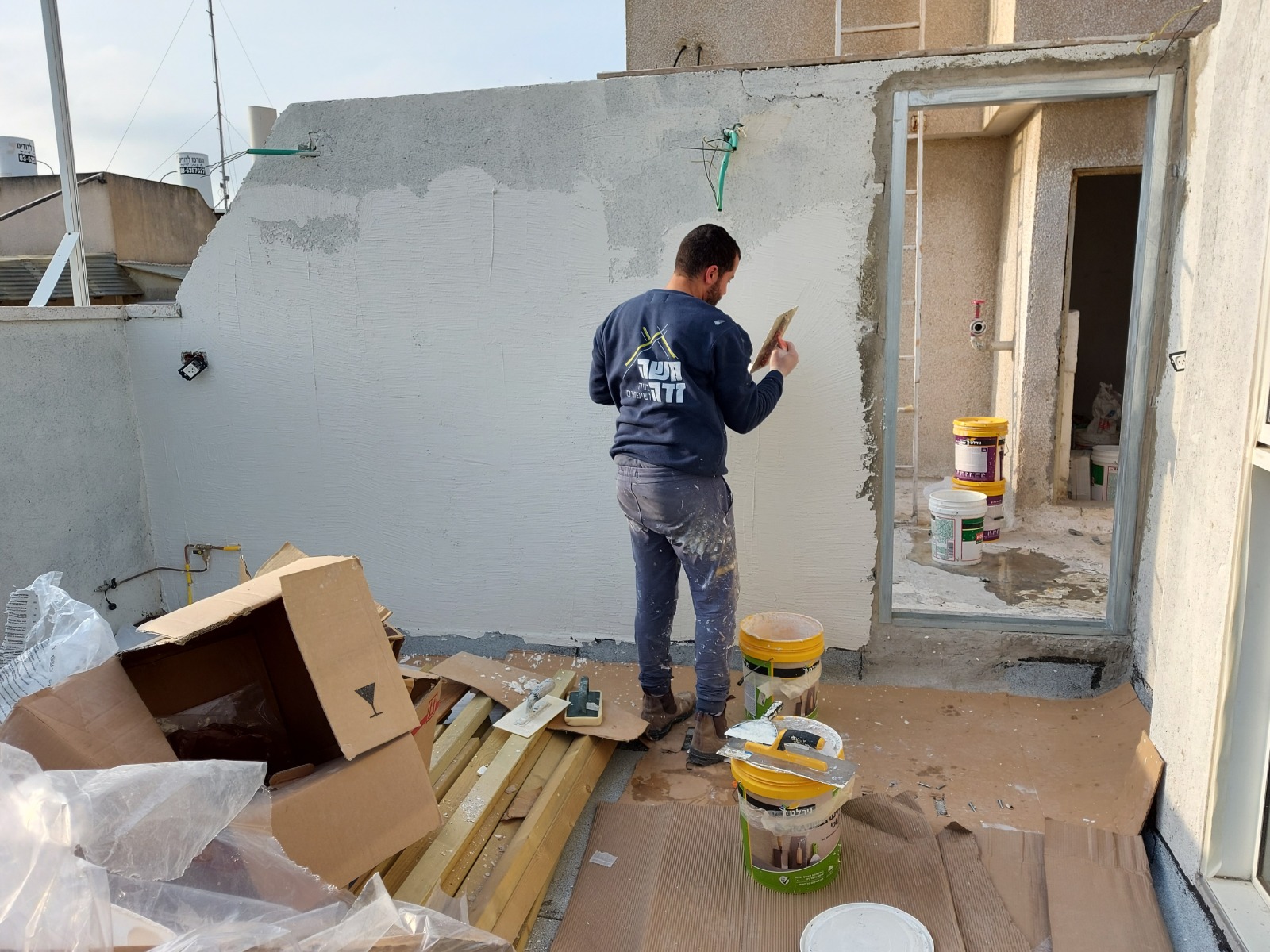 תהליך עבודה של שיפוץ כללי בדירה