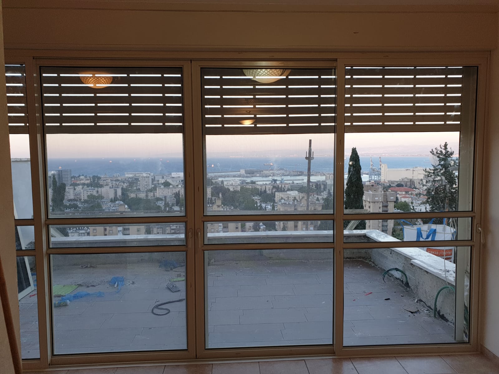 דלתות זכוכית ואלומיניום