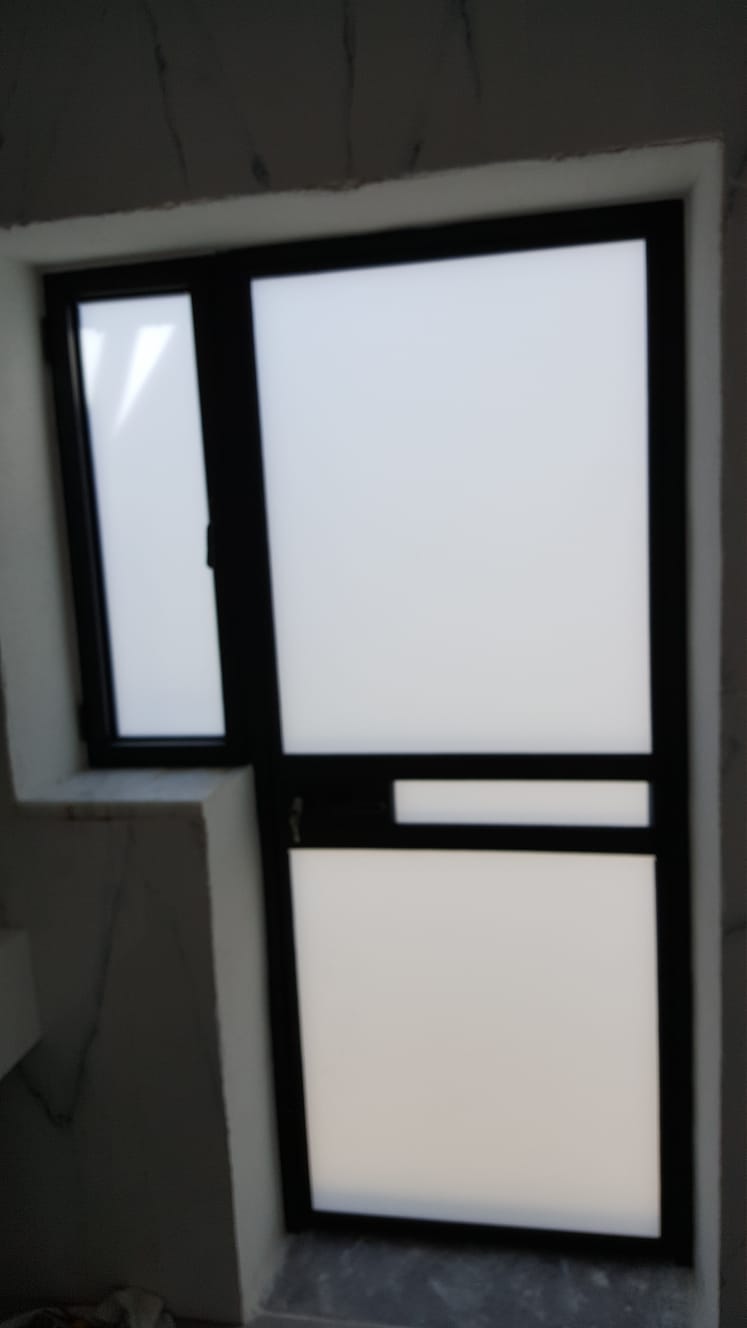 דלתות זכוכית ואלומיניום