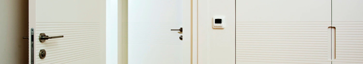 צילום מעבודה של דלתות לנדאו