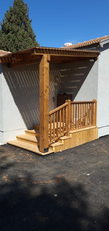 מדרגות עץ + פרגולה