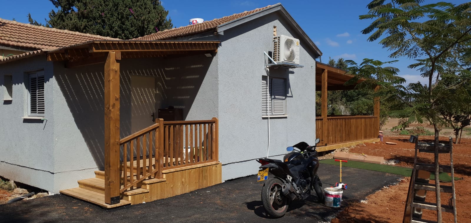 מדרגות עץ + פרגולה