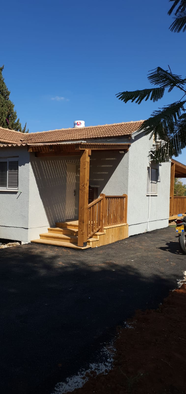 מדרגות עץ + פרגולה