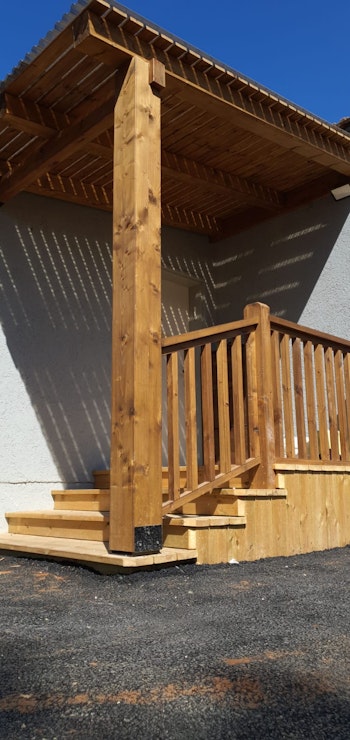 מדרגות עץ + פרגולה