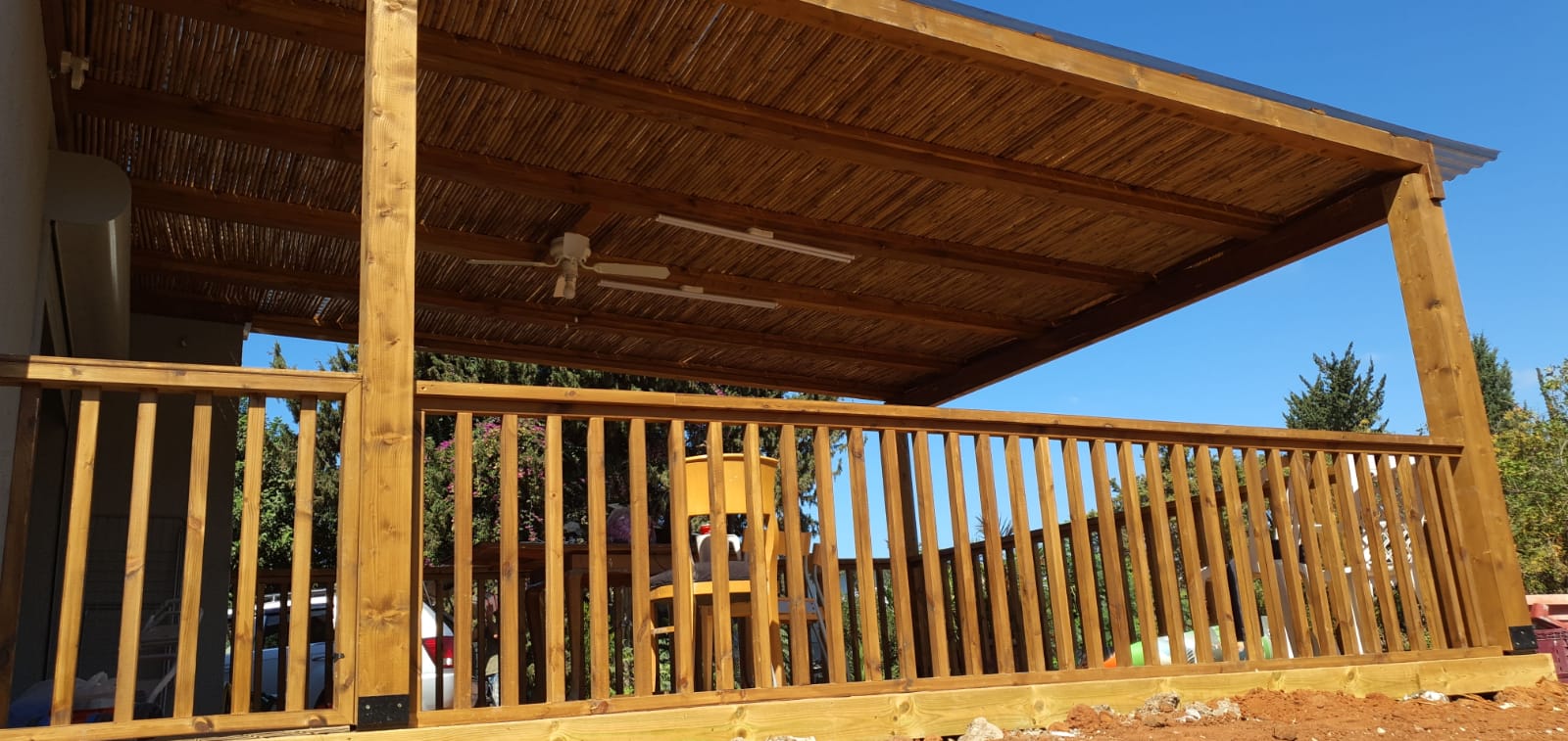 מדרגות עץ + פרגולה