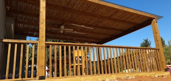 מדרגות עץ + פרגולה