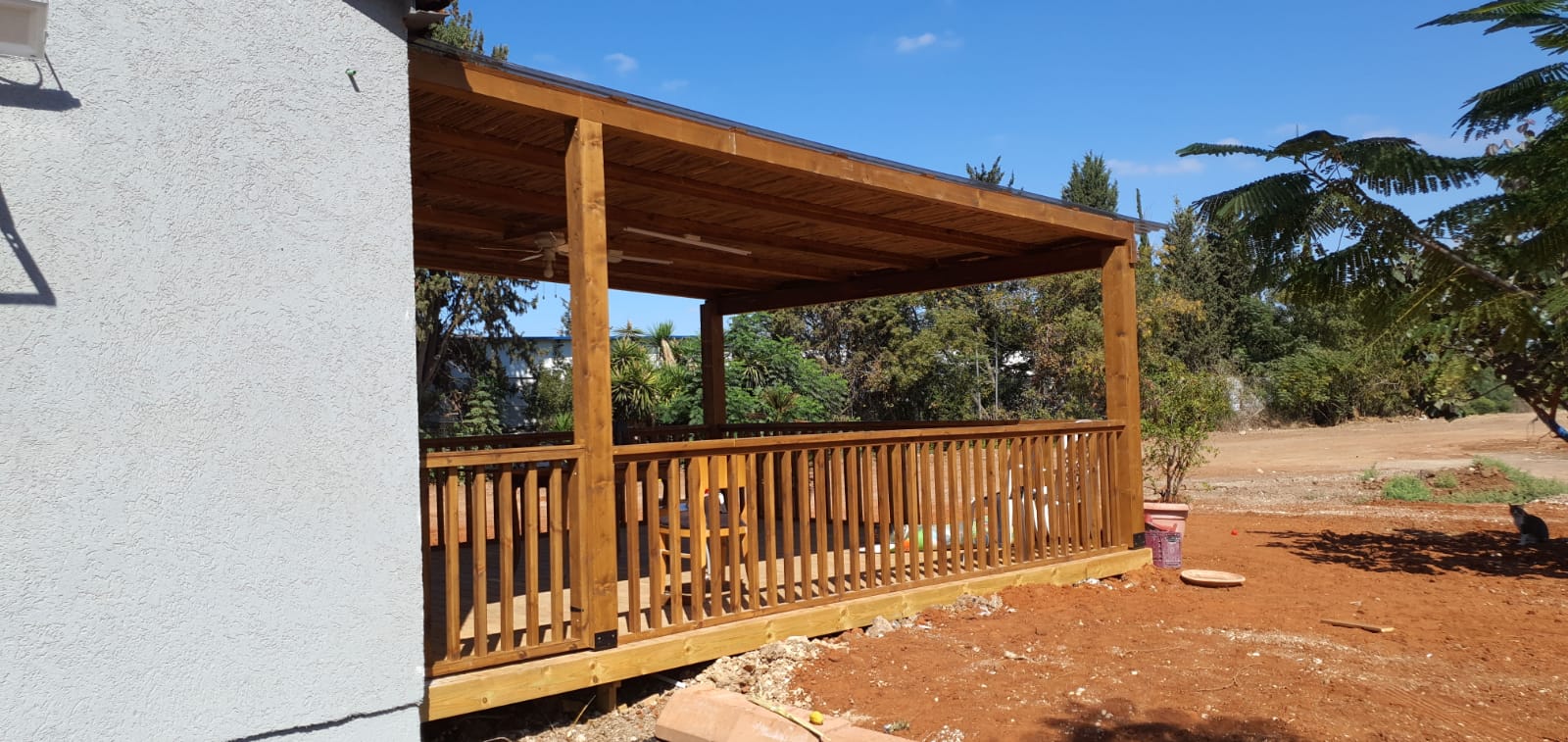 מדרגות עץ + פרגולה