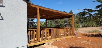 מדרגות עץ + פרגולה