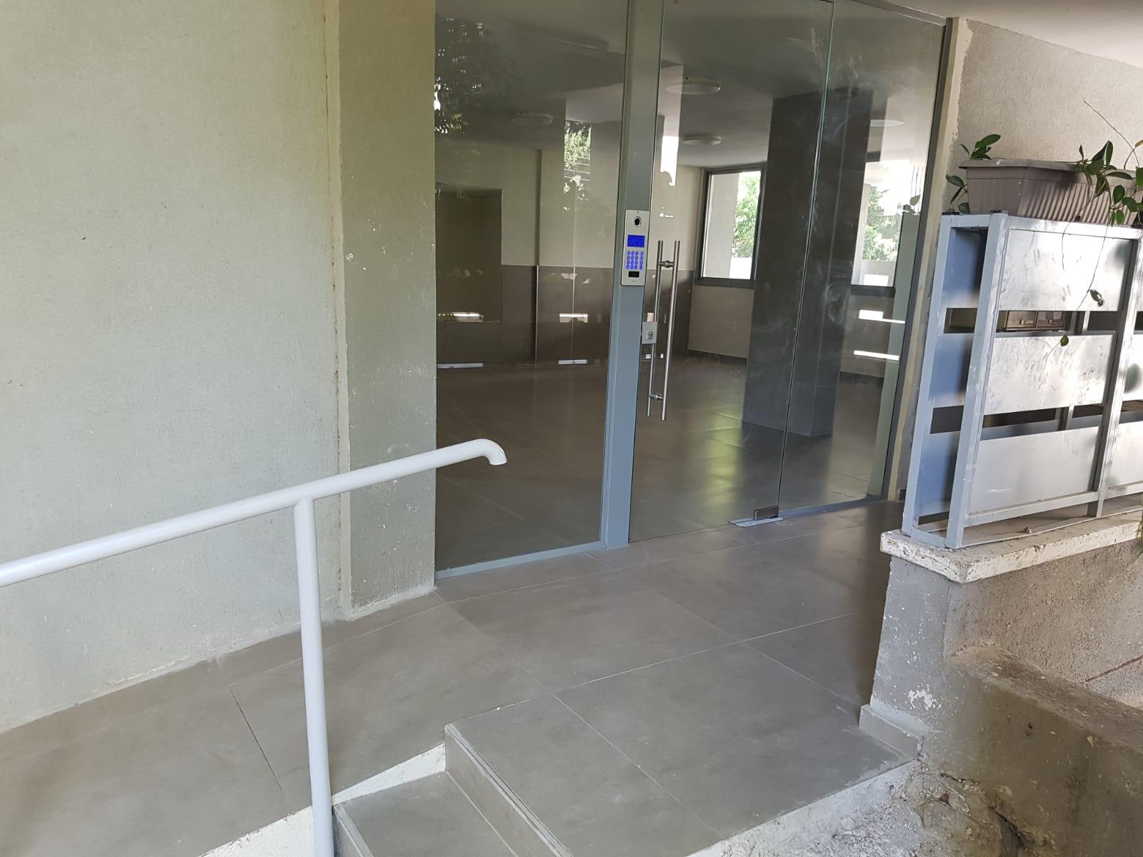 שיפוץ כניסה