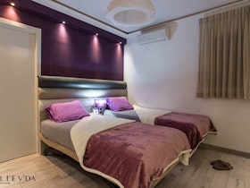 חדר שינה עם קיר סגול