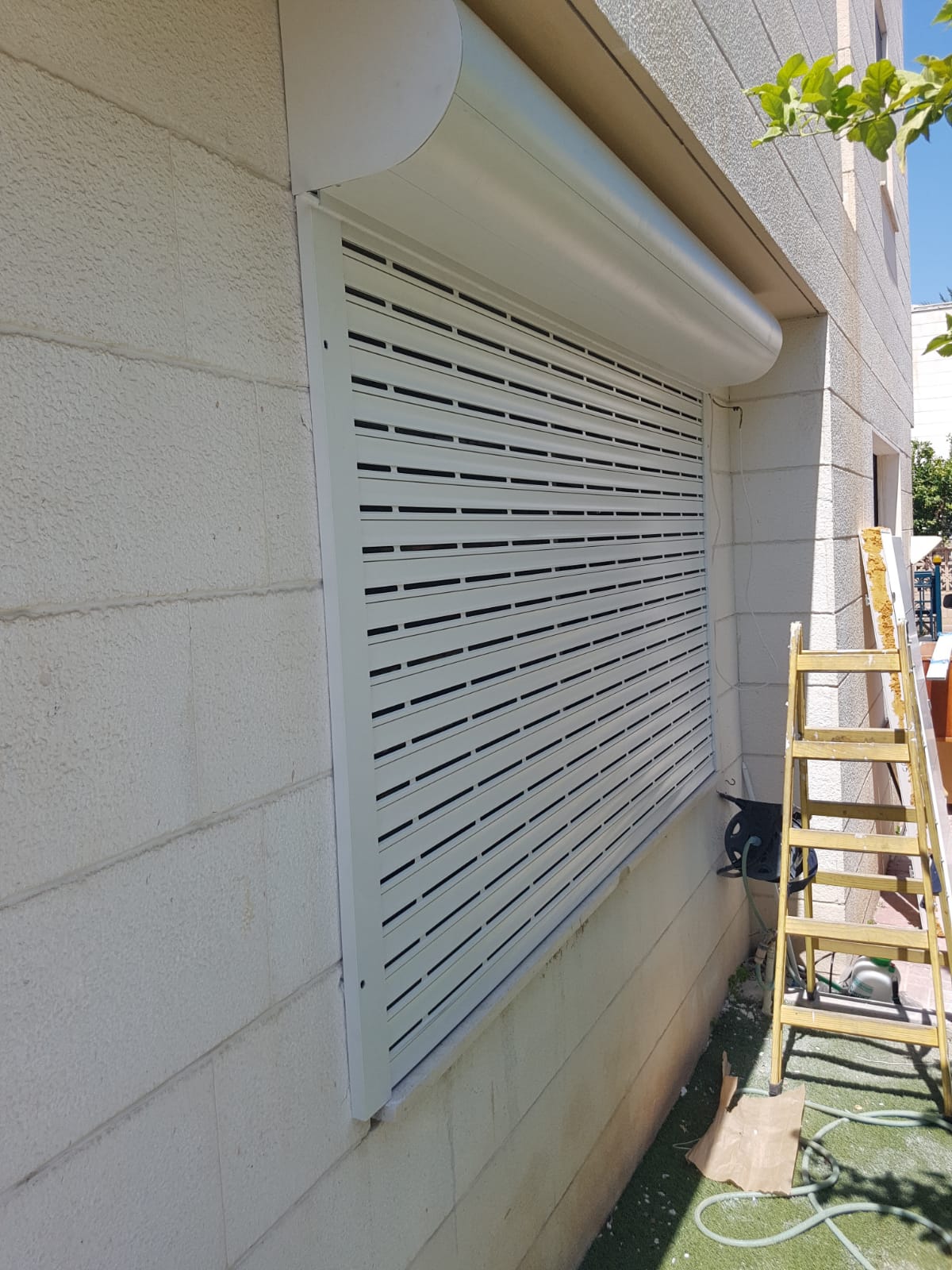 חלונות אלומיניום עם תריס חשמלי