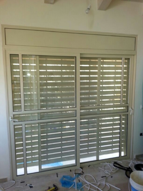 חלונות אלומיניום עם תריס חשמלי