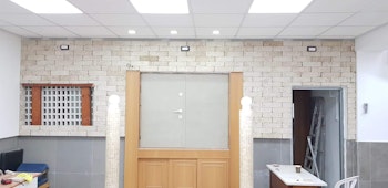 חיפוי אבן בבית כנסת