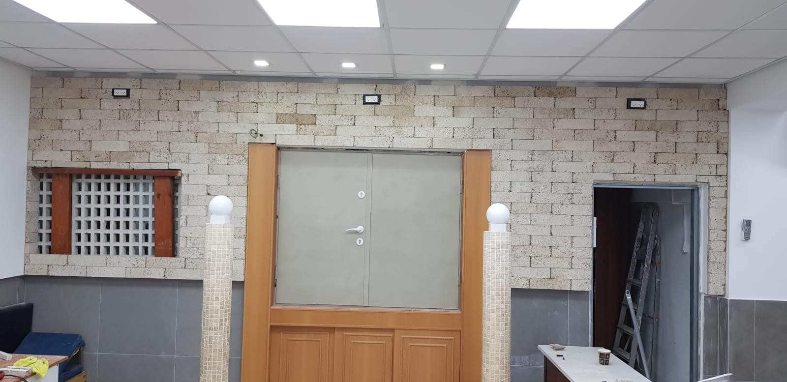 חיפוי אבן בבית כנסת