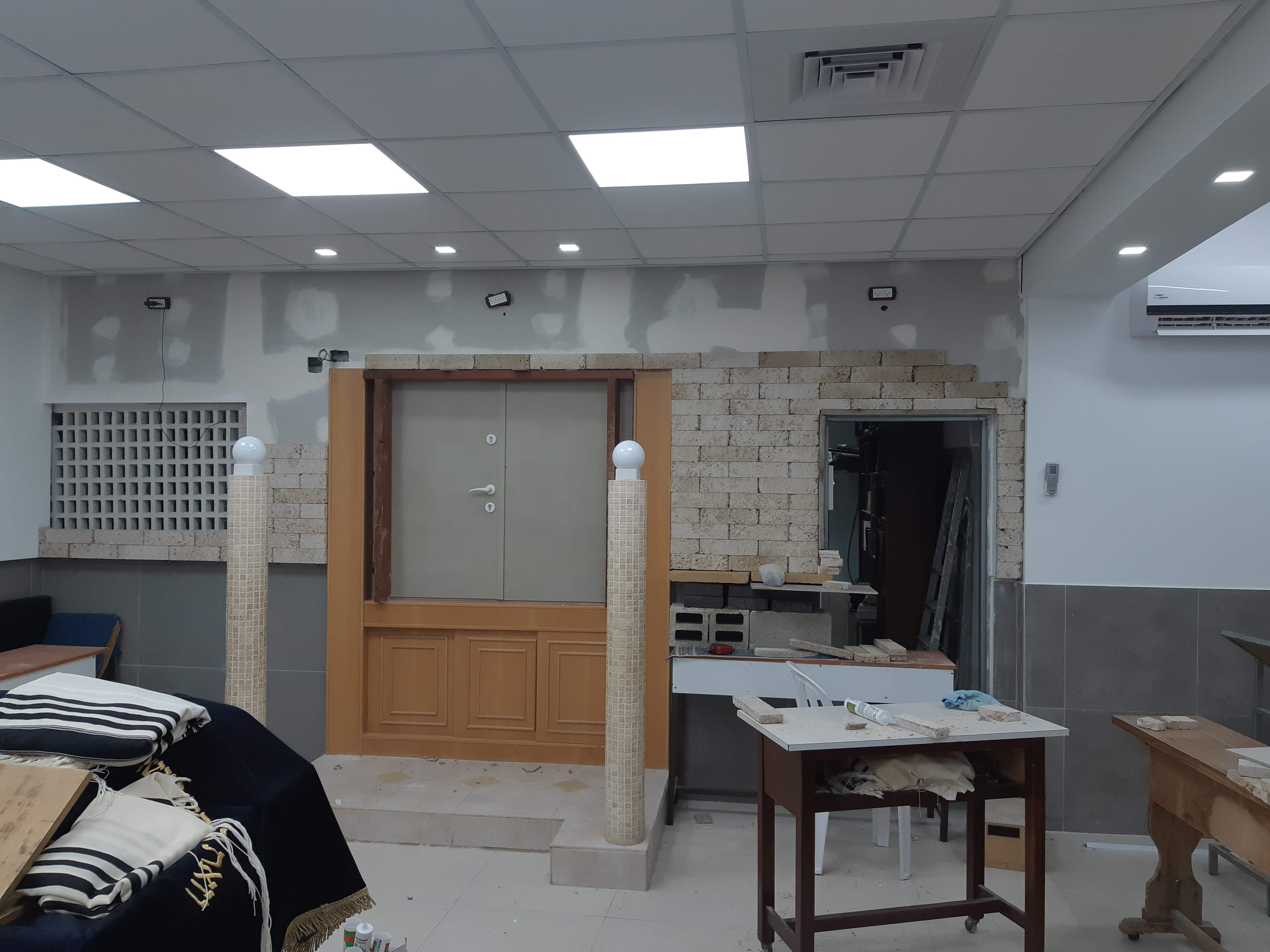 חיפוי אבן בבית כנסת