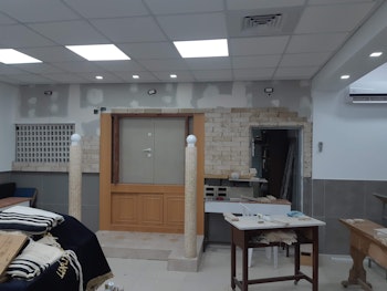 חיפוי אבן בבית כנסת