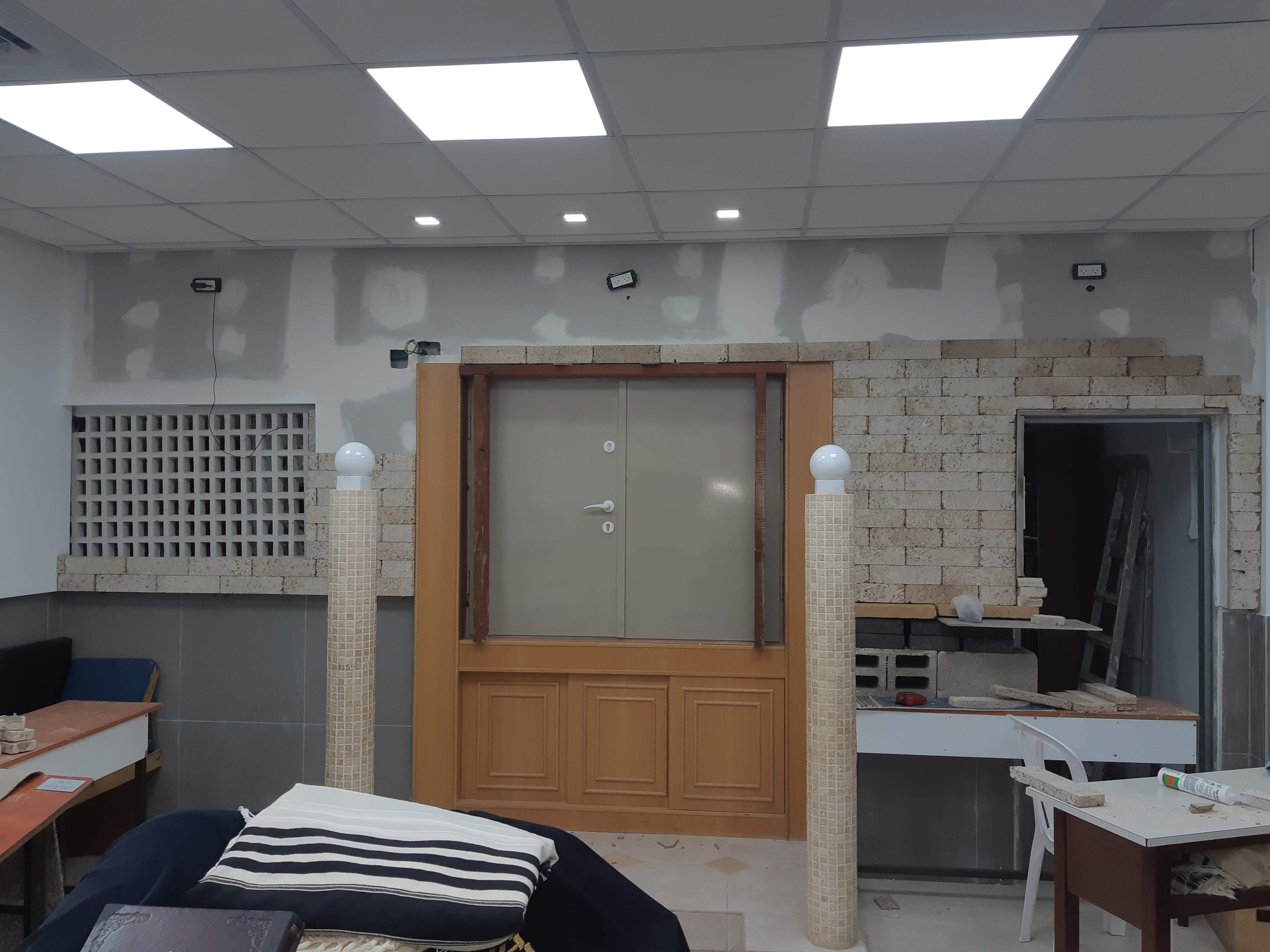 חיפוי אבן בבית כנסת