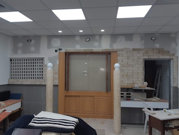 חיפוי אבן בבית כנסת